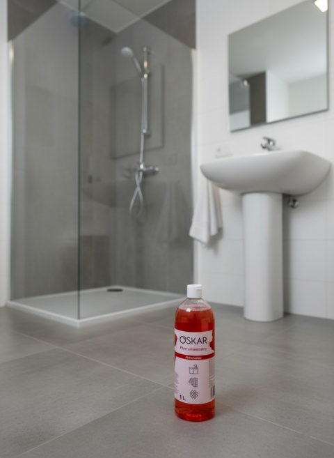 Płyn Uniwersalny 1L Kwiaty Polne | Lśniąca Czystość Bez Smug | Nabłyszczający | Do Podłóg, Okien Oskar