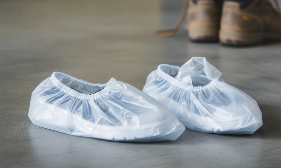 🛡️ Ochraniacze na Obuwie: Niewidzialna Bariera Czystości i Ochrony w Pracy
