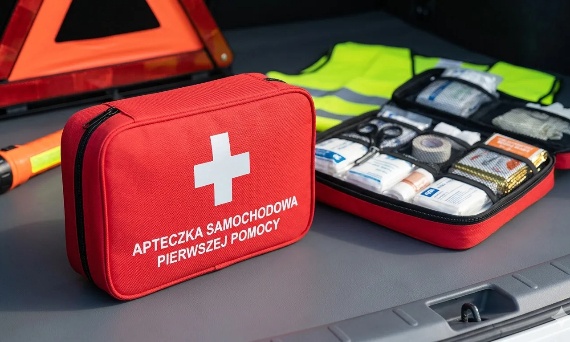 Nowe przepisy i apteczki samochodowe. Sprawdź, co musi znaleźć się w Twoim aucie!