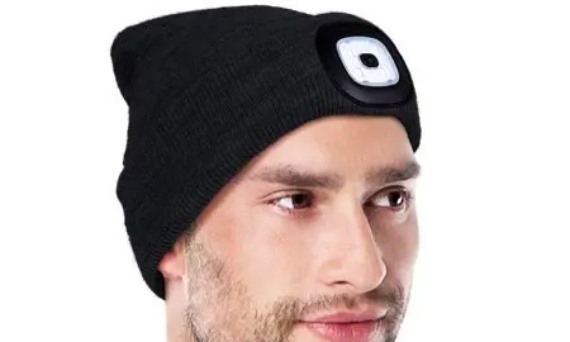 Czapka zimowa z latarką LED – Twój niezbędnik na ciemne i mroźne dni