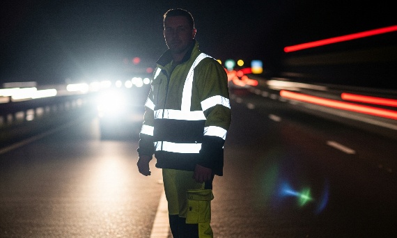 Odzież Odblaskowa: Twoja Ochrona i Bezpieczeństwo w Różnych Branżach