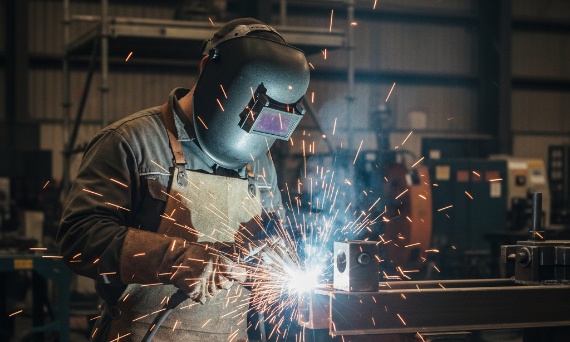 Odzież Spawalnicza: Pełna Ochrona Przed Iskrą, Żarem i Promieniowaniem – Kluczowe Normy Bezpieczeństwa
